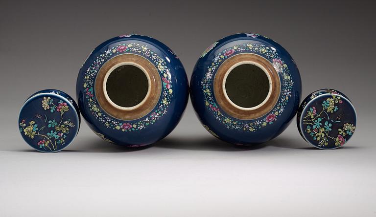 A pair of famille rose and powder blue jars with covers, Qing dynastin, Qianlong (1736-95).