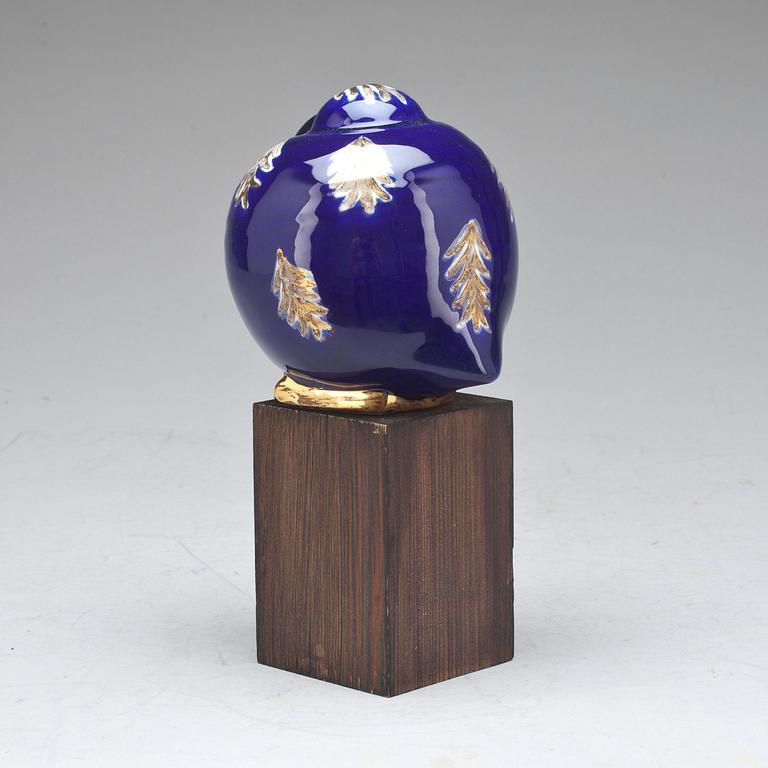 FIGURIN, stengods. Signerad Lisa Larson, Gustavsberg, 1900-talets andra hälft.