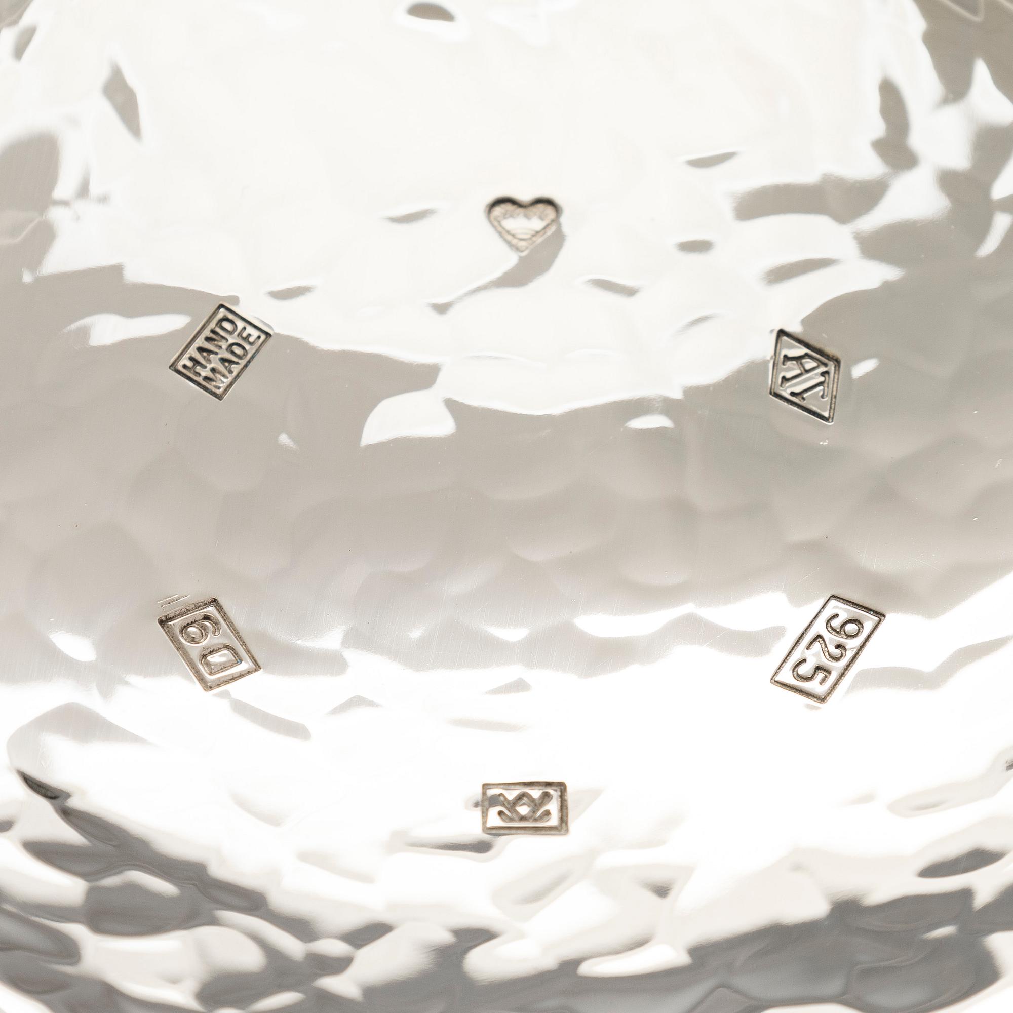 A. Tillander, malja, sterlinghopeaa ja emalia. Helsinki 2005.