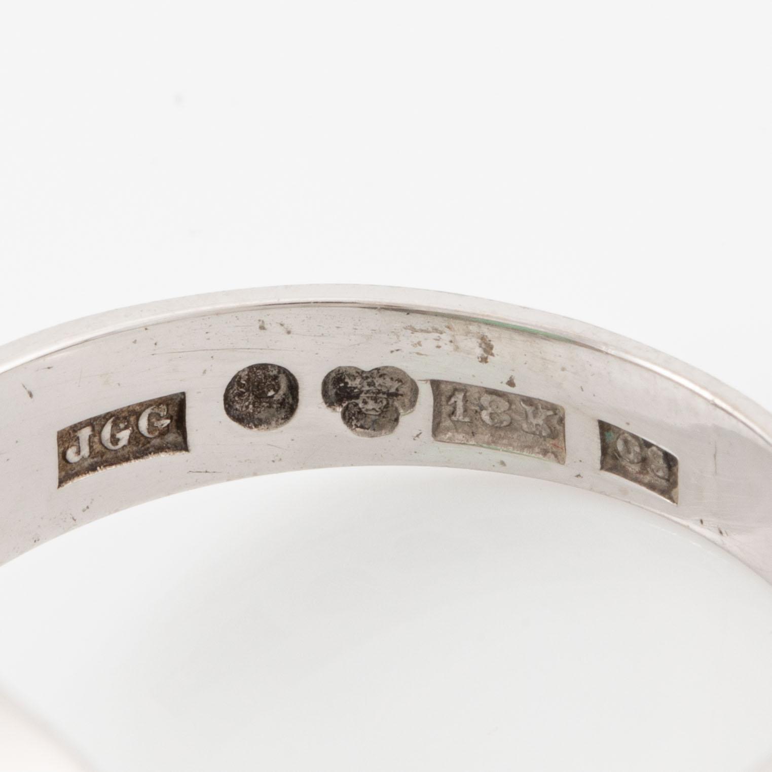 Ring 18K vitguld med en cabochonslipad smaragd och runda briljantslipade diamanter.