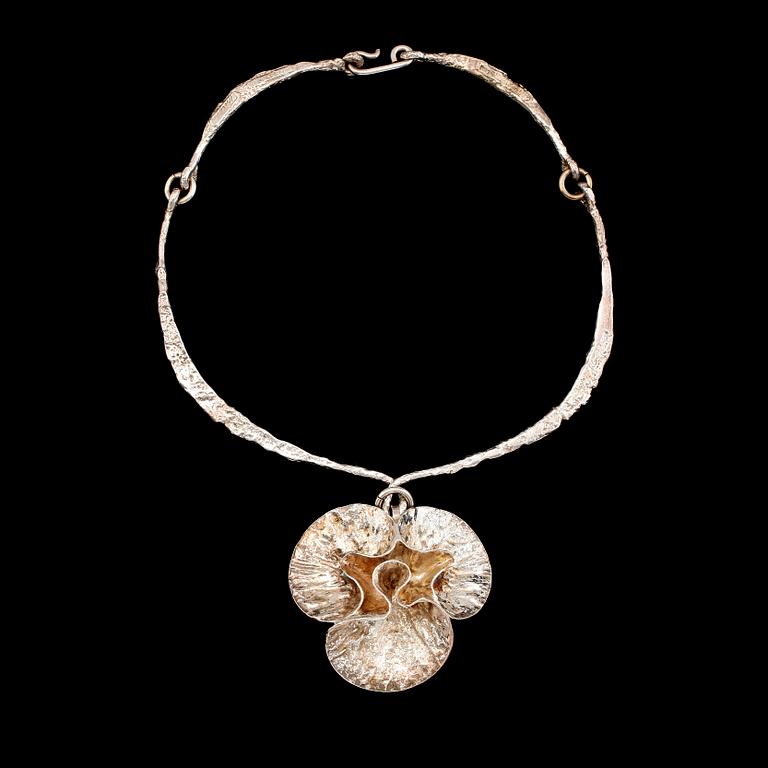 COLLIER MED HÄNGE, sterlingsilver, Theresia Hvorslev,  MEMA, Lidköping 1972. Total vikt ca 83 g.