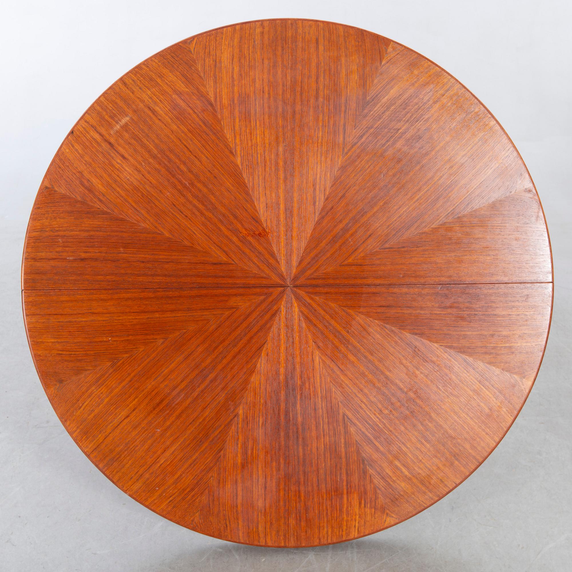 David Rosén, A table and flour chairs.