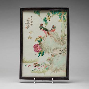 880. A famille rose porcelain placque, late Qing dynasty, signed Yu Chun 喻春, dated 1901.