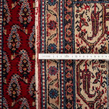 A rug, a semi-antique Oriental with Serabend patterns, ca 197,5-199 x 133,5-135,5 cm.