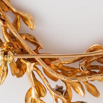 Brosch/hänge, 18K guld i form av blad med briljantslipade diamanter.