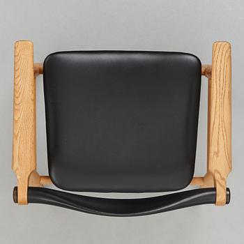 HANS J WEGNER, karmstol "Åget", modell "CH-34", Carl Hansen & Søn, Danmark 1960-tal.