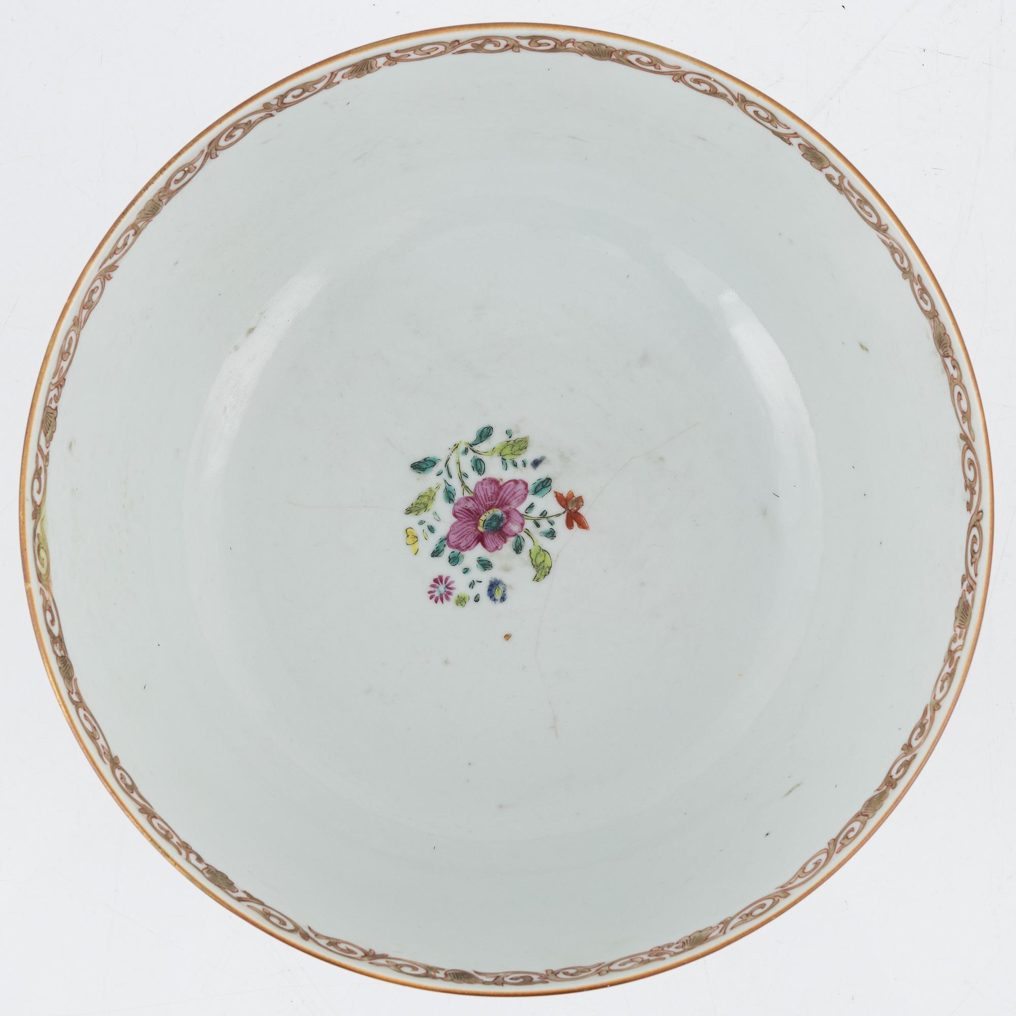 A famille rose punch bowl and two plates, Qing dynasty, Qianlong (1736-95).