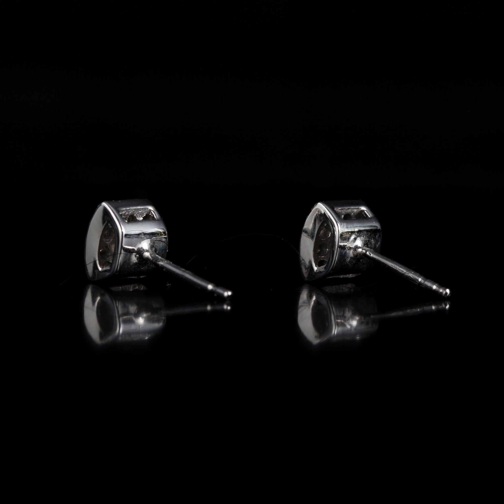 ÖRHÄNGEN, 14K vitguld, 24 x 0,01 ct, 1900-talets slut. Vikt 1,6 g.