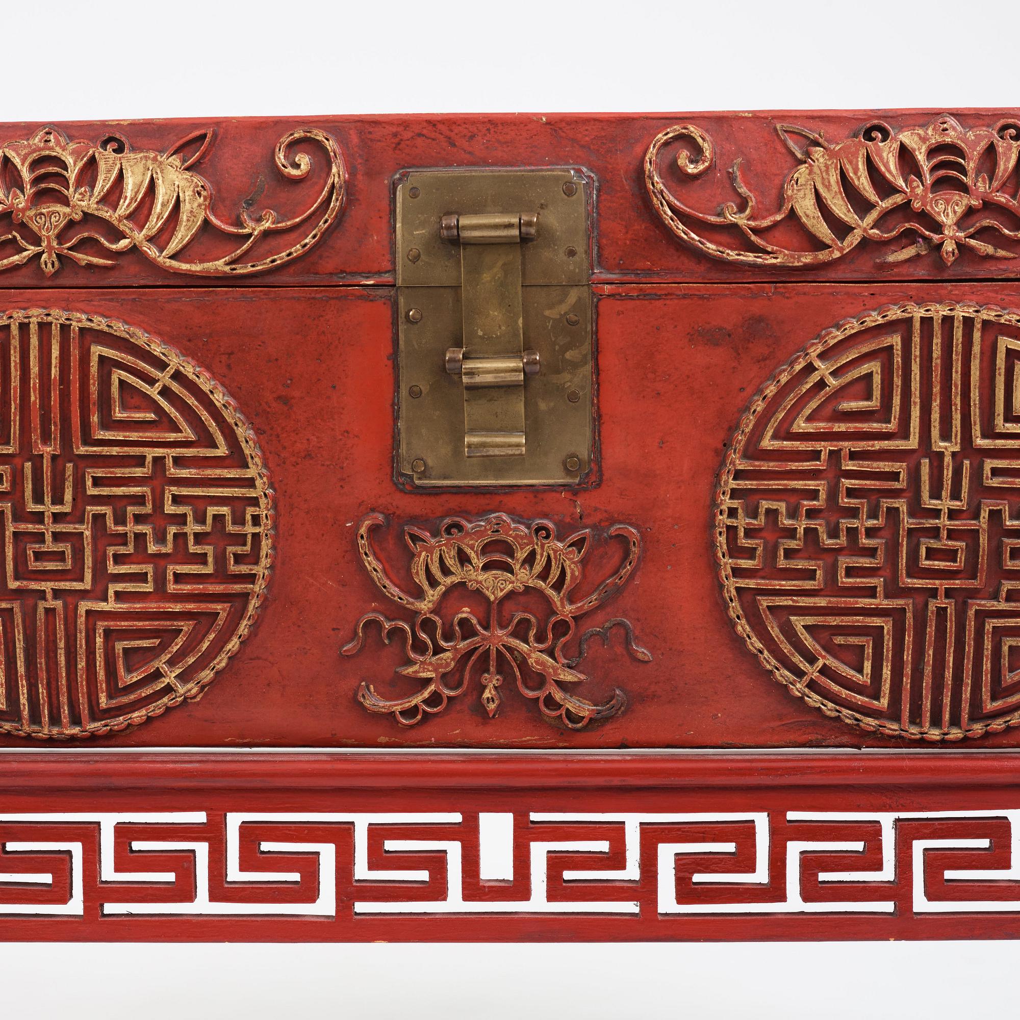 Kista, rödlackerad. Sen Qingdynasti, 1800-tal.
