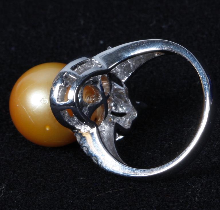 RING, 18k vitguld med briljanter, 0.38 ct enligt gravyr, och gul pärla. Tot 8 g.