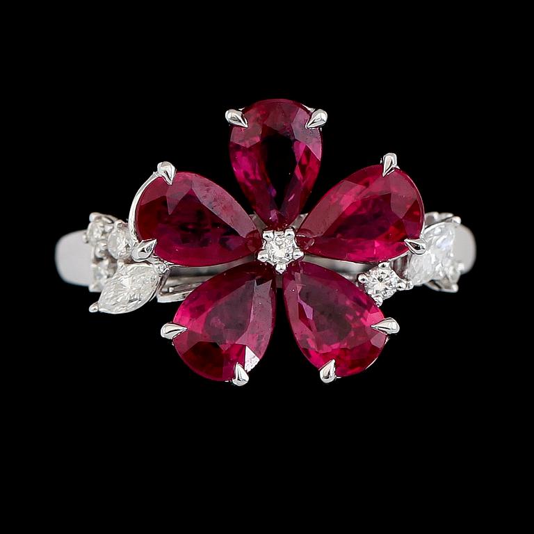 RING, 18K vitguld, rubiner tot ca 2.90 ct, diamanter tot ca 0.20 ct.