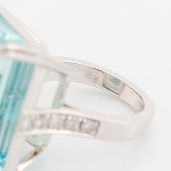 An 18K white gold ring set with a step-cut aquamarine.