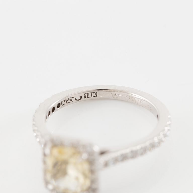Ring in 18K white gold set with an oval-cut yellow sapphire and brilliant-cut diamonds.