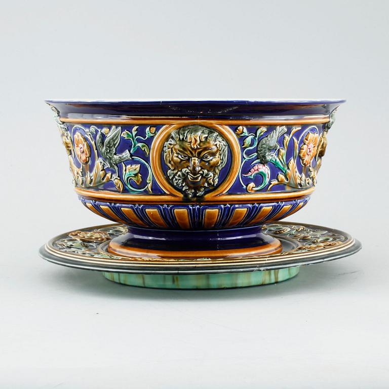 A majolica bowl with barrel, Rörstrand, around year 1900.