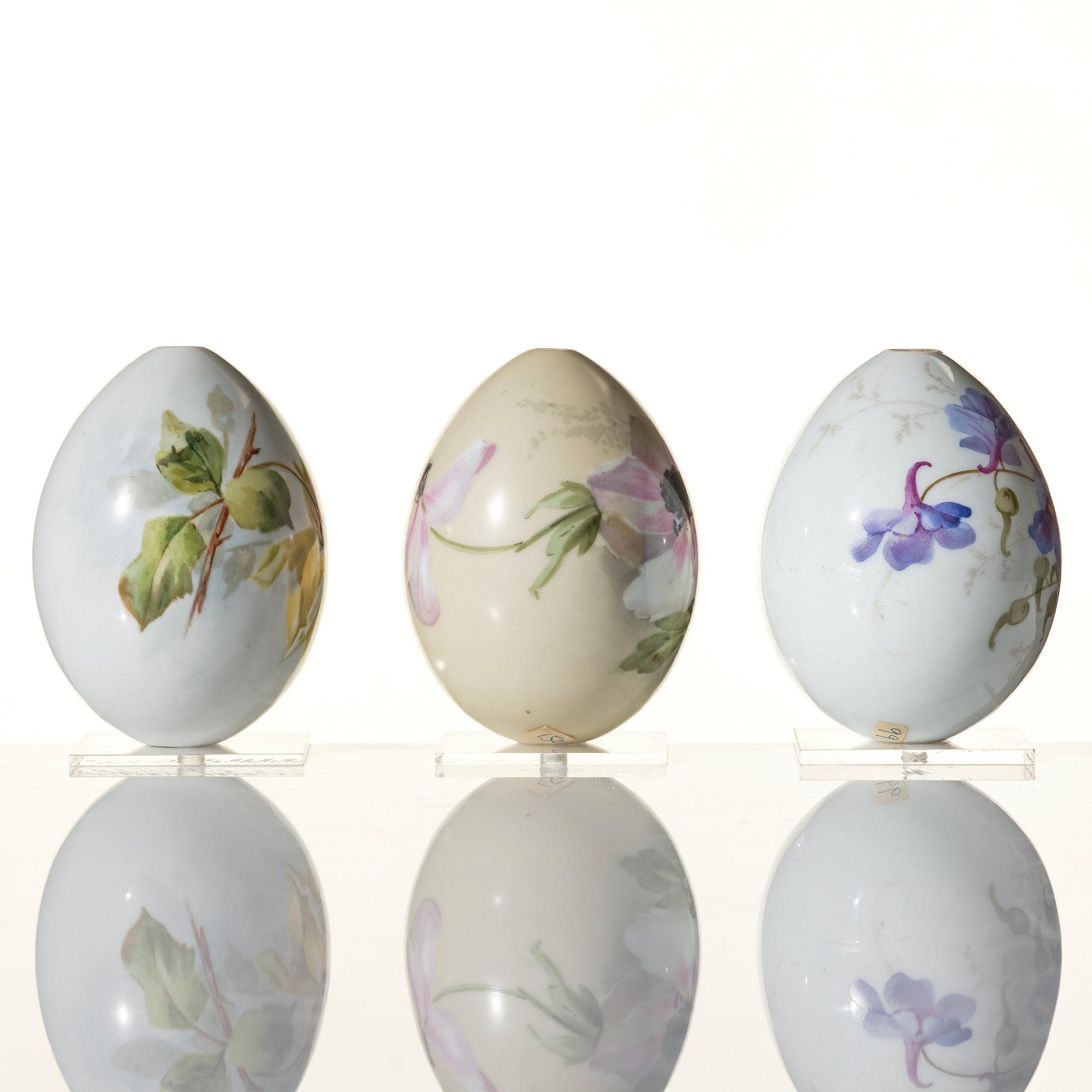 Ägg, tre stycken, porslin. Ryssland, 1890-1900, troligen kejserliga porslinsmanufakturen, St Petersburg.