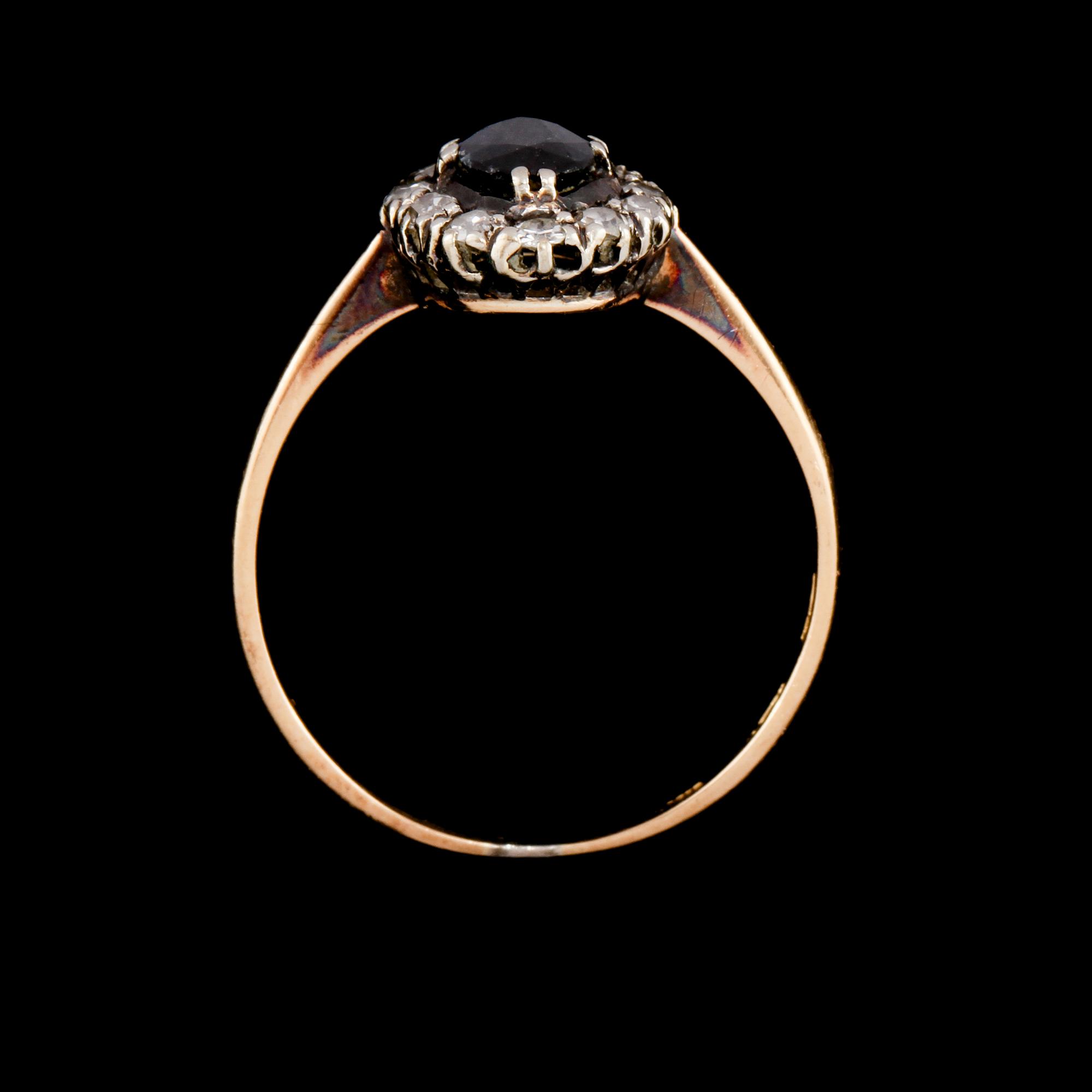 RING, 18k guld med fasettslipad blå safir samt 12 fasettslipade diamanter. Vikt 2 g.