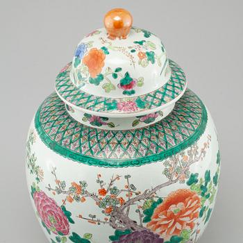 A porcelain jar with lid, China, 20th century.