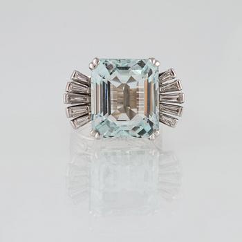 RING, 18K vitguld med akvamarin samt trapetsslipade diamanter. Vikt 11,6 gram.