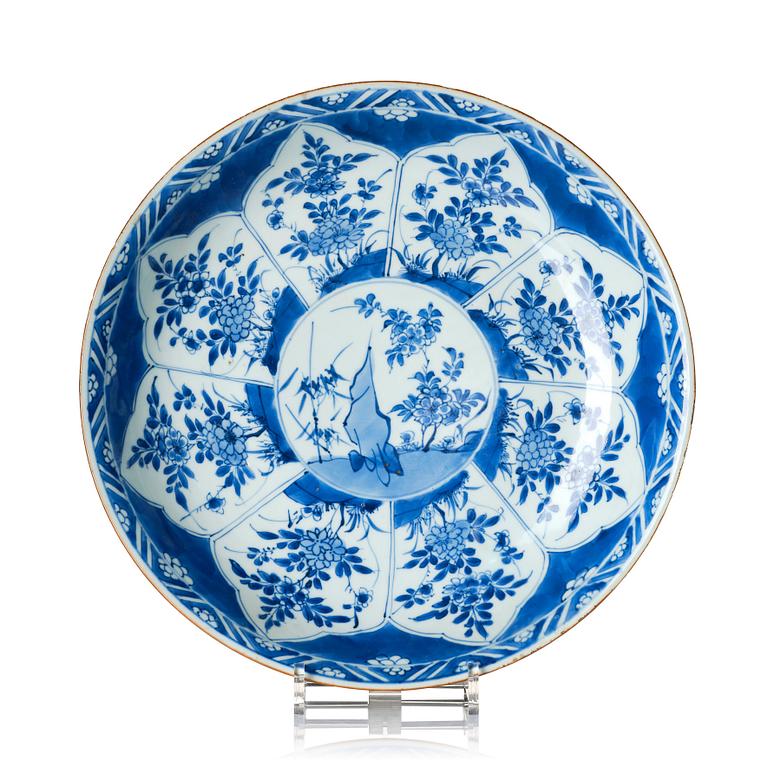 A blue and white dish, Qing dynasty, Kangxi (1662-1722).