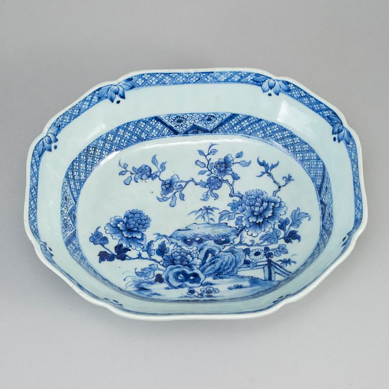 A blue and white dish, Qing dynasty, Qianlong (1736-95).