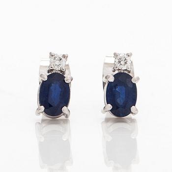Korvakorut, 18K valkokultaa, ovaali hiottuja safiireja ja timantteja, yht. noin 0.06 ct. Tillander, Helsinki.