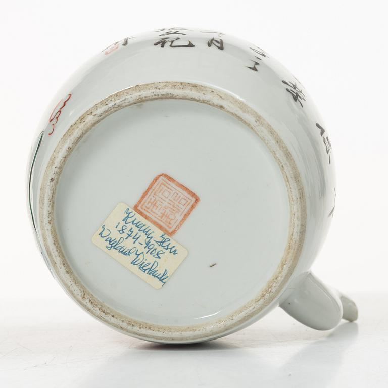 Tekanna, tallrik samt bojan, porslin, Kina, Qingdynastin, 1700-tal samt 1800-tal.