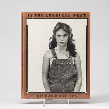 Photo books, 6, books and 9 small folders, Richard Avedon.