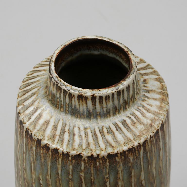 GOLVVAS, stengods, "Rubus", Gunnar Nylund, Rörstrand, 1900-talets andra hälft.