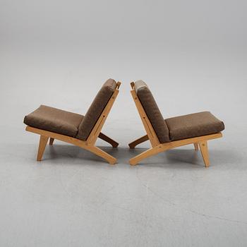 Hans J Wegner, a pair of oak easy chairs model 'GE-370', Getama, Denmark, second half of the 20th century.