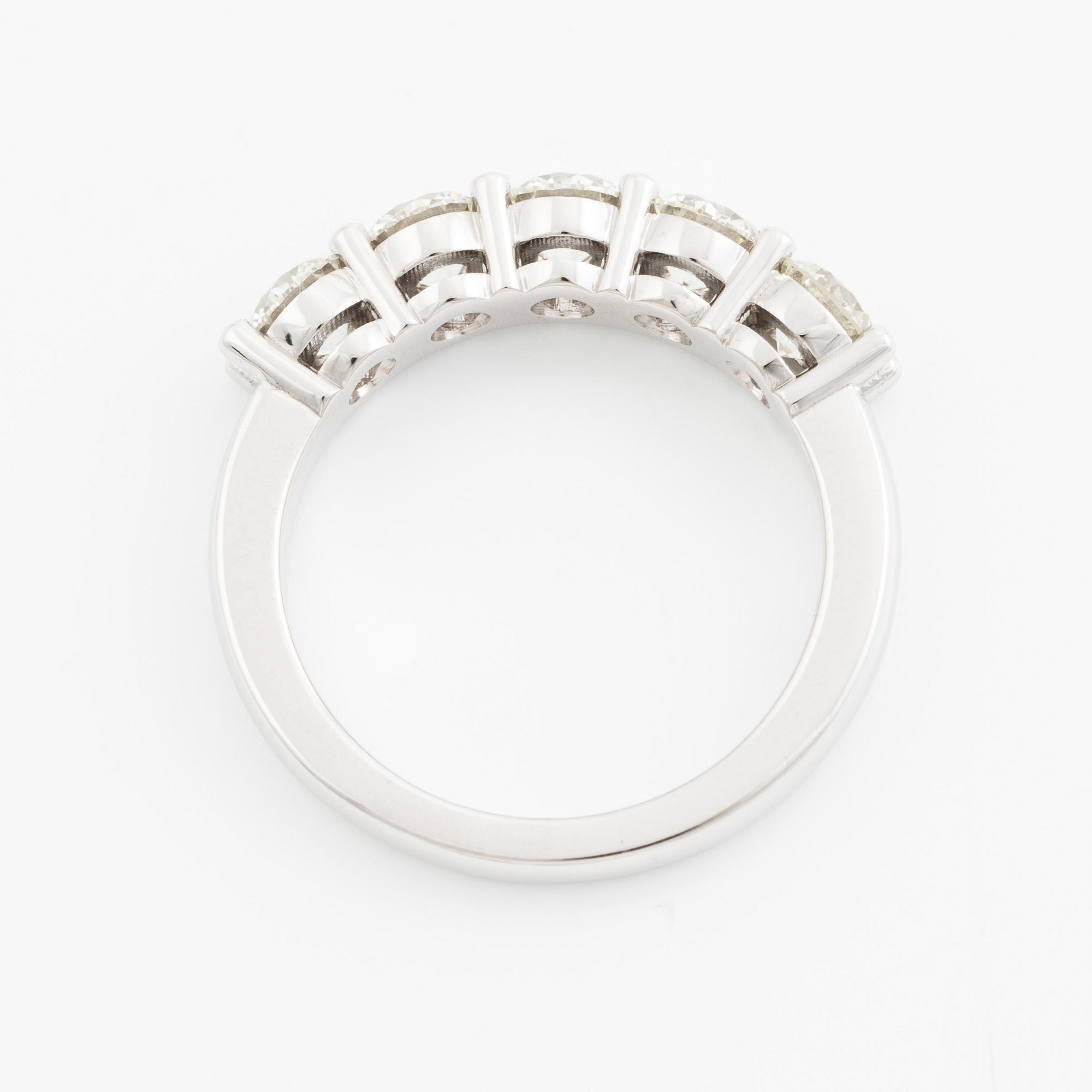 Ring halvallians 18K vitguld med briljantslipade diamanter.