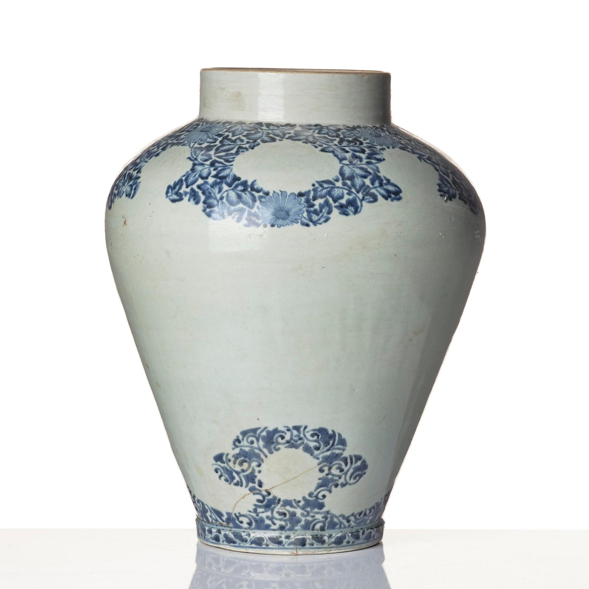 A Japanese blue and white porcelain urn, Genroku, Edo (1603-1868).