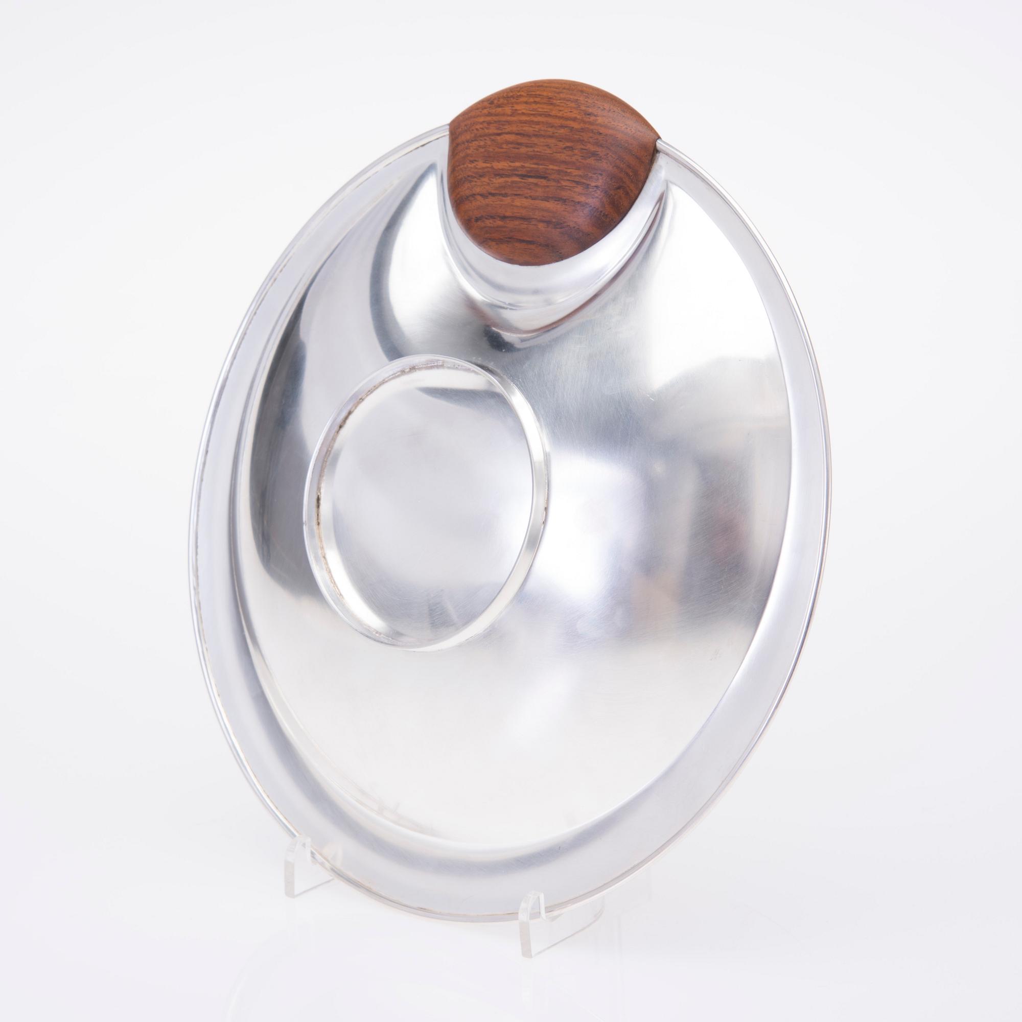 BRÖDKORG, TW207, nysilver och teak, Tapio Wirkkala. Modellen formgiven 1959.