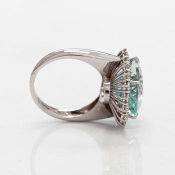 Sormus, viistehiottu akvamariini, briljanttihiotut timantit, 18K valkokultaa.