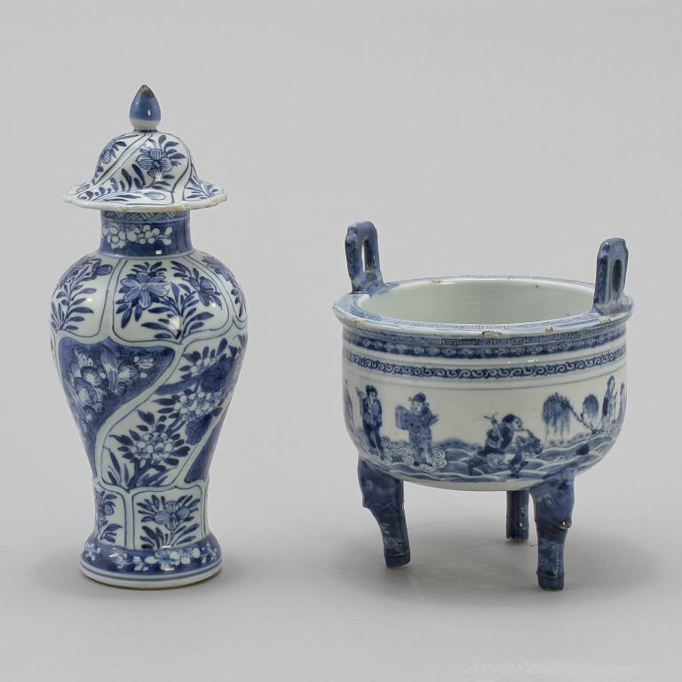LOCKURNA, porslin, Kina, Kangxi 1600/1700-tal samt RÖKELSEKAR porslin, Kina, 1800-tal.