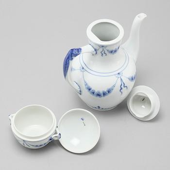 29 pieces of porcelain tableware from Bing & Gröndahl, model "Empire", second half of the 20th century.
