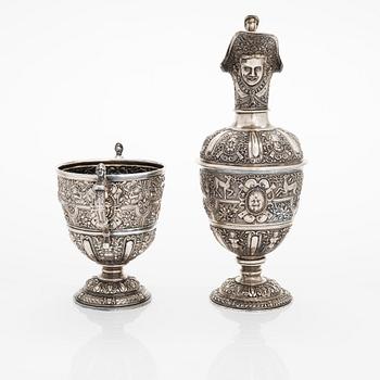 Vinkanna och bägare, sterlingsilver, Alfred Ivory, London 1864 resp. James Dixon & Sons Ltd, Sheffield 1895.