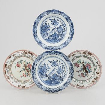 Two pairs of Chinese export porcelain plates, Qing dynasty, first half of the 18th century including  Yongzheng.