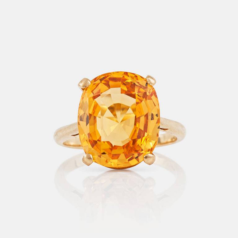 RING med obehandlad gul safir 14.10 ct.