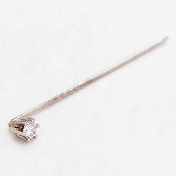 Tillander, slipsnål, 18K vitguld med en briljantslipad diamant ca 0.19 ct. Helsingfors 1985.
