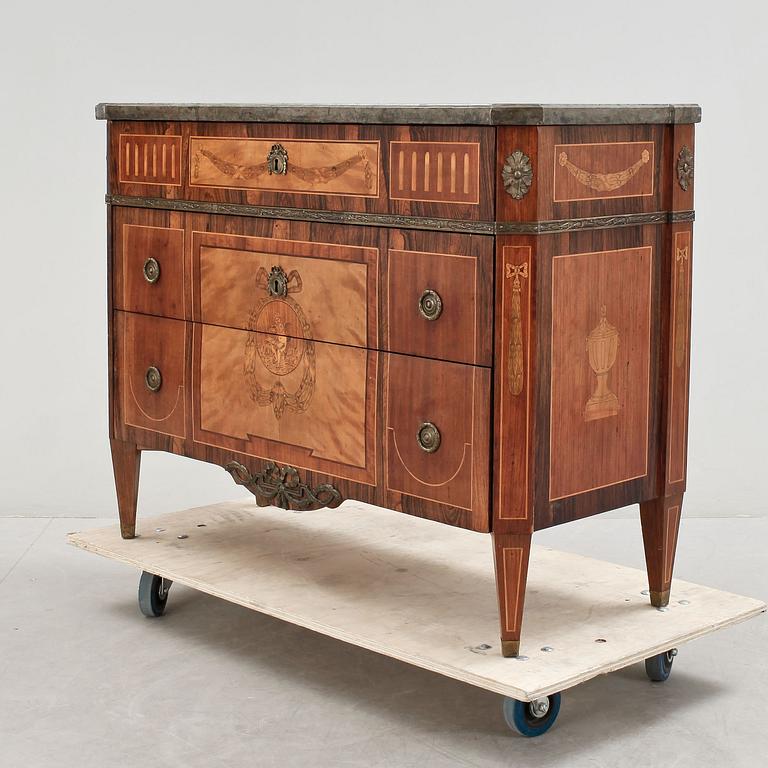 BYRÅ, gustaviansk stil, omkring år 1900.