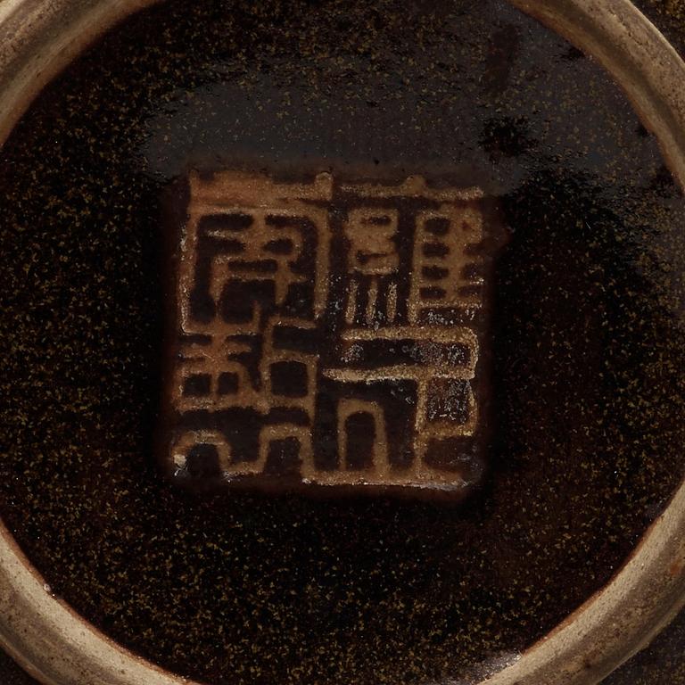 PENSELBAD, ett par, keramik, Qingdynastin 1800-tal. Med Yongzheng sigillmärke.