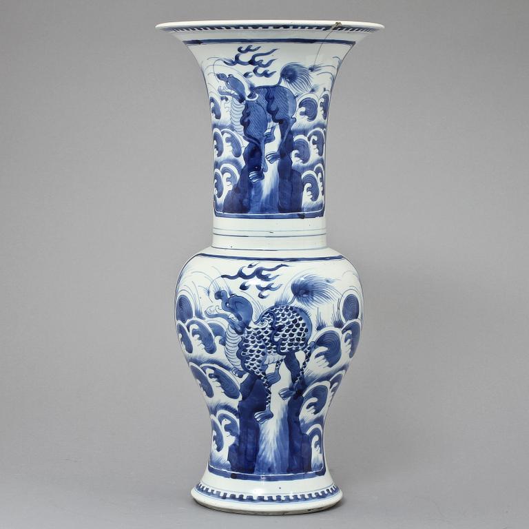 A blue and white vase, Qing dynasty, Kangxi (1662-1722).