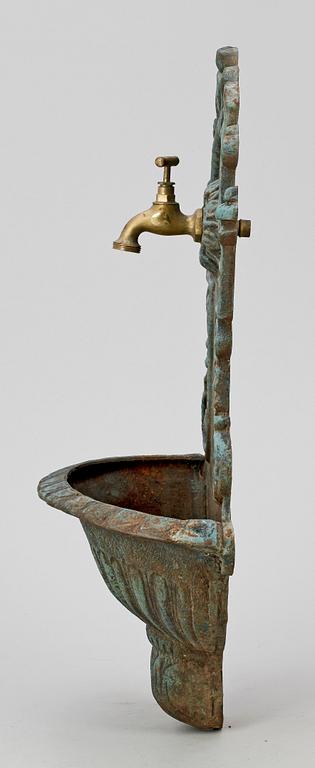 VÄGGFONTÄN, metall, 1900-tal.