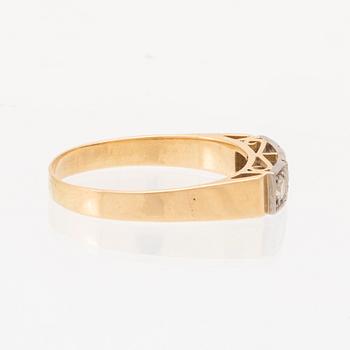 An 18K white and red gold ring set with round brilliant-cut diamonds.