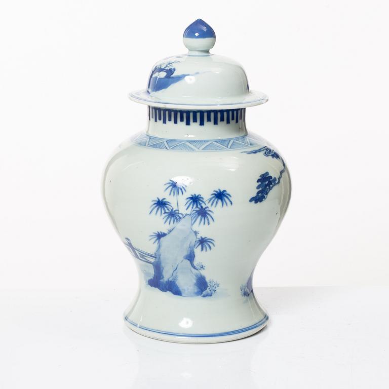 A blue and white jar with cover, late Qing dynsty, circa 1900.