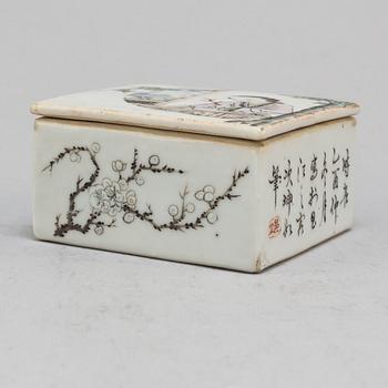 A Chinesefamille rose box with cover, early 20th century.