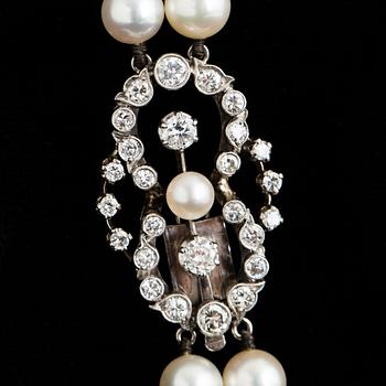 A TWO STRAND PEARL NECKLACE.