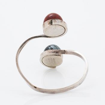 Armring Stenlya, sterlingsilver med cabochonslipade stenar.