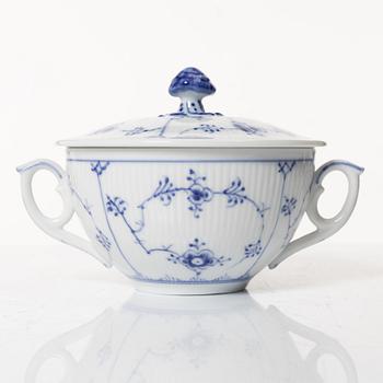 Royal Copenhagen, buljongkoppar med lock och fat, 8 st, "Musselmalet", Danmark, 1958-64.