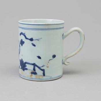 MUGG, porslin. Qing dynastin, Qianlong (1736-95). "Nanking Cargo".